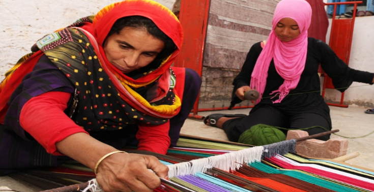 Femmes rurales tissant sur un métier à tisser pour produire des articles artisanaux traditionnels
